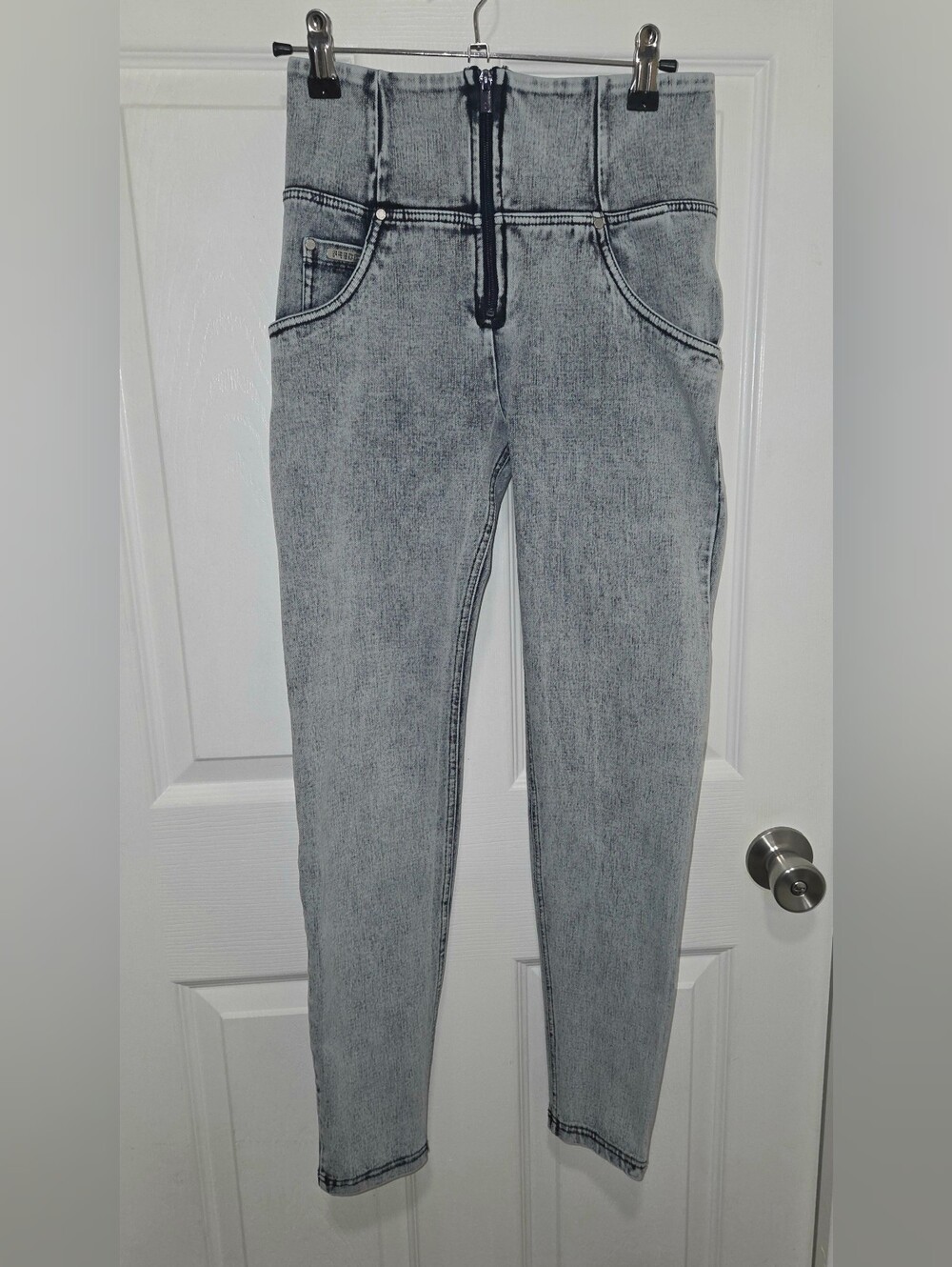 Freddy WR.UP Snug High Waisted Ripped Jeans Grey Stonewash Zip Front S (4) Edgy.